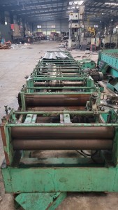 Máy cán tôn thùng xe tải